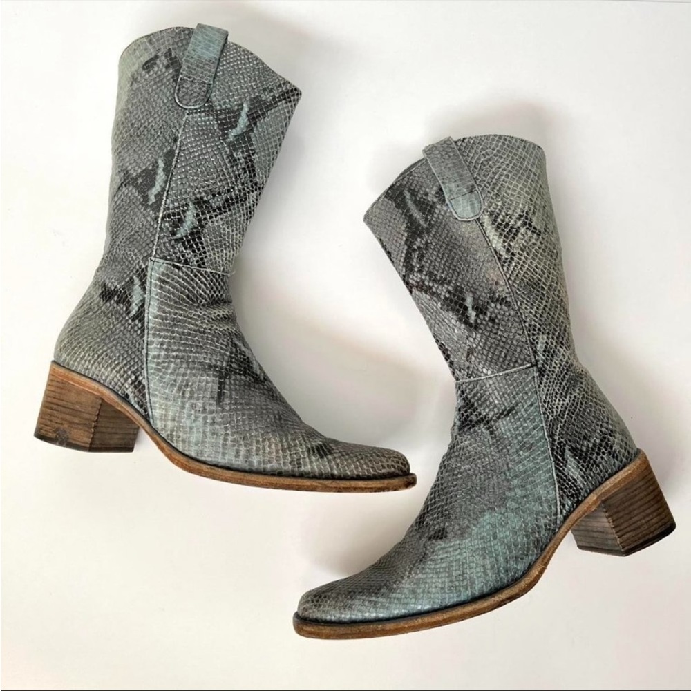 Vintage y2k boots. All leather with very little wear. Made in Spain.